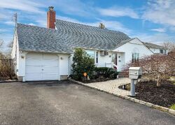 Pre-foreclosure in  ROOSEVELT ST Islip Terrace, NY 11752