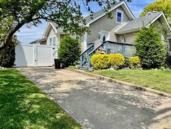 Pre-foreclosure in  HARRINGTON AVE Lindenhurst, NY 11757