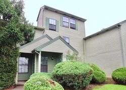 Pre-foreclosure in  WOODBRIDGE COMMONS WAY Iselin, NJ 08830