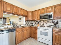 Pre-foreclosure in  WOODBRIDGE COMMONS WAY Iselin, NJ 08830