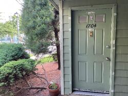 Pre-foreclosure in  WOODBRIDGE COMMONS WAY Iselin, NJ 08830