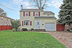 Pre-foreclosure in  ROBBINWOOD TER Linden, NJ 07036