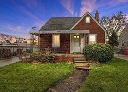 Pre-foreclosure in  SEMRAU AVE Eastpointe, MI 48021