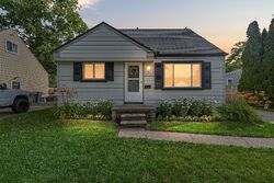 Pre-foreclosure in  BEVERLY ST Saint Clair Shores, MI 48082