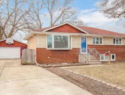 Pre-foreclosure in  W 112TH ST Worth, IL 60482