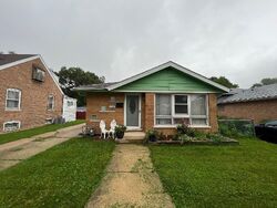 Pre-foreclosure in  HILLCREST AVE Chicago Heights, IL 60411