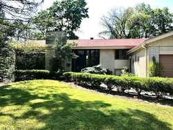 Pre-foreclosure in  ASPEN LN Highland Park, IL 60035