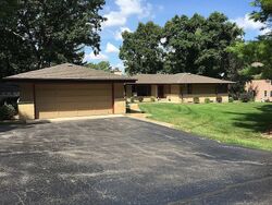Pre-foreclosure in  W RIVER TRL Barrington, IL 60010