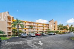 Pre-foreclosure in  HUNTINGTON LN  Delray Beach, FL 33446