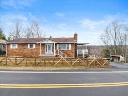  Midway Rd, Crab Orchard WV