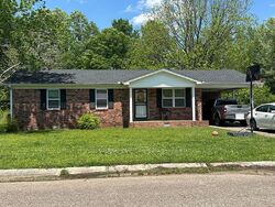  Hollywood Acres Ln, Bolivar TN