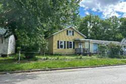 Pre-foreclosure in  W 6TH ST Davenport, IA 52802