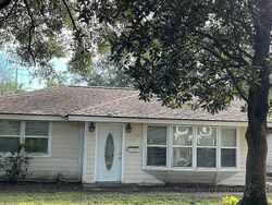 Pre-foreclosure in  BERKLEY DR New Orleans, LA 70131