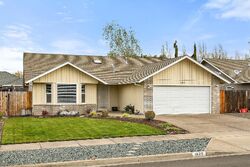 Pre-foreclosure in  HUSKER BUTTE LN Medford, OR 97504