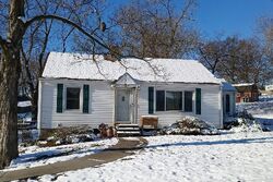 Pre-foreclosure in  NW PRAIRIE VIEW RD Kansas City, MO 64151