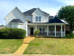 Pre-foreclosure in  PARK NORTH DR Olive Branch, MS 38654