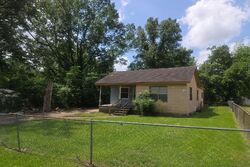 Pre-foreclosure in  HOLLYWOOD AVE Jackson, MS 39213
