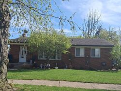 Pre-foreclosure in  DARLENE ST Warren, MI 48093