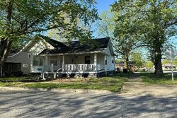  S 6th St, Petersburg IN