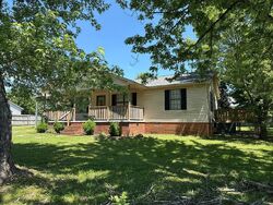  Birdsong Ln, Lexington TN
