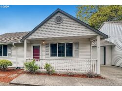 Pre-foreclosure in  SE STARK ST APT C Portland, OR 97233