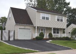 Pre-foreclosure in  PINE ST Central Islip, NY 11722