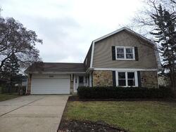 Pre-foreclosure in  CRESTWOOD CT Algonquin, IL 60102