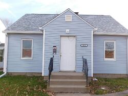 Pre-foreclosure in  2ND ST Moline, IL 61265