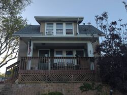Pre-foreclosure in  14TH AVE Moline, IL 61265
