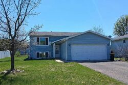 Pre-foreclosure in  BRAEBURN DR Shakopee, MN 55379