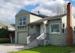 Pre-foreclosure in  106TH AVE Oakland, CA 94605