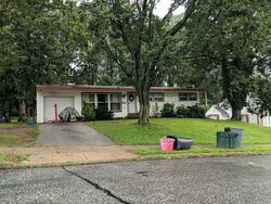 Pre-foreclosure in  VALLEY GREEN DR Aston, PA 19014