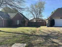 Pre-foreclosure in  COURT DR Horn Lake, MS 38637