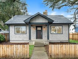 Pre-foreclosure in  Ne 74th Ave Portland, OR 97213