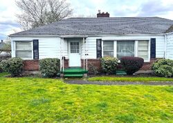 Pre-foreclosure in  Ne 37th Ave Portland, OR 97211