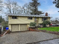Pre-foreclosure in  Petite Ct Gladstone, OR 97027