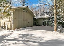 Pre-foreclosure in  Arbor Way Aurora, OH 44202