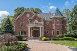 Pre-foreclosure in  Saint Andrews Ct Old Westbury, NY 11568