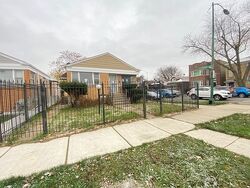 Pre-foreclosure in  W Saint Paul Ave Chicago, IL 60639