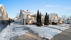 Pre-foreclosure in  S East Ave Aurora, IL 60505