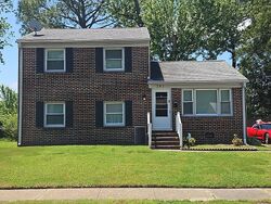 Pre-foreclosure in  Madrid Dr Hampton, VA 23669