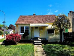 Pre-foreclosure in  Woodside St Harper Woods, MI 48225