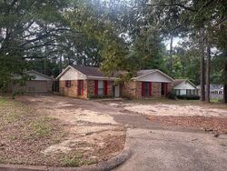 Pre-foreclosure in  Britonburg Dr Mobile, AL 36608