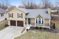 Pre-foreclosure in  Nw Springwood Dr Blue Springs, MO 64015