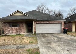Pre-foreclosure in  Country Garden Ln Lafayette, LA 70507
