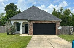 Pre-foreclosure in  Bridgetowne Ln Breaux Bridge, LA 70517