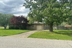 Pre-foreclosure in  Jessamine Ln Louisville, KY 40258