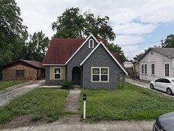 Pre-foreclosure in  Hollenbeck Ave San Antonio, TX 78211