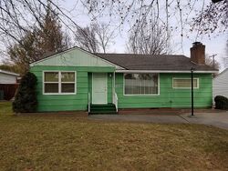 Pre-foreclosure in  W 1st Ave Kennewick, WA 99336