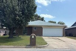 Pre-foreclosure in  Havenbrook Dr Arlington, TX 76001